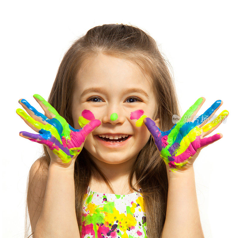 用彩色颜料画着双手的小女孩