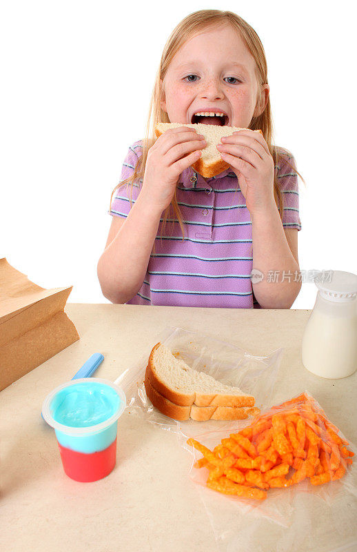 女孩在吃袋装午餐