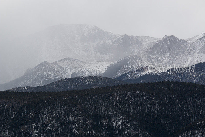 科罗拉多派克峰的云和雪