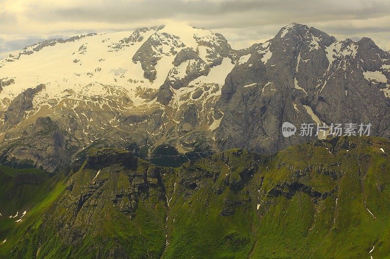 马尔莫拉达山顶和冰川全景，白云石尖峰山脉，壮观的天空和雄伟的意大利泰洛阿尔卑斯山