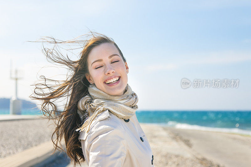 在一个刮风的日子，年轻的女人在海边