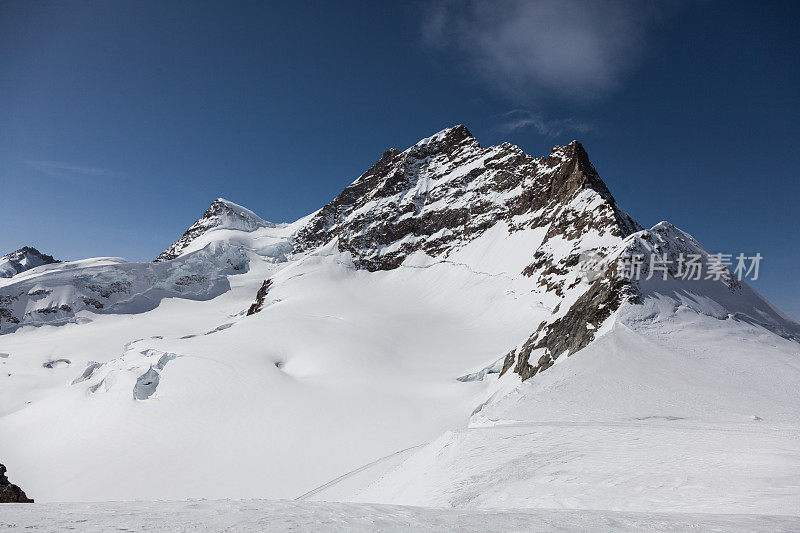 瑞士的山上覆盖着积雪