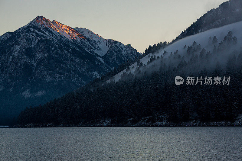 俄勒冈州瓦洛瓦湖山上的雾和雪