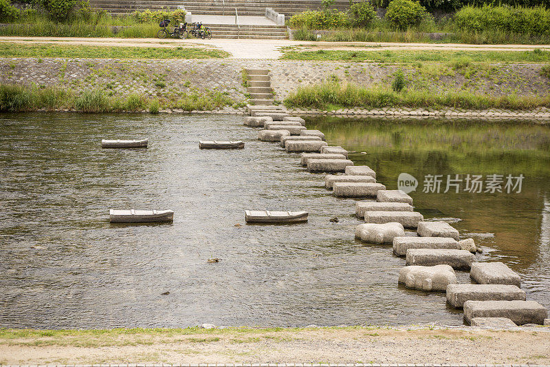 行走在日本京都加茂河上的装饰石头