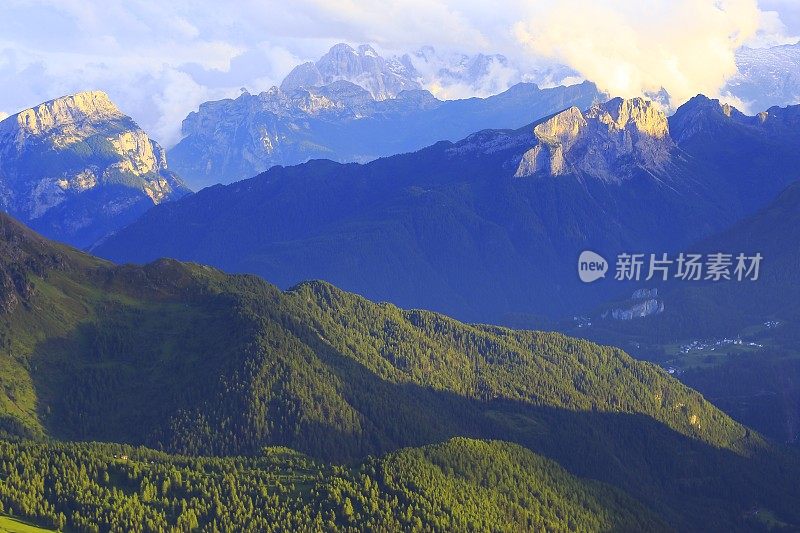 田园诗般的Lagazuoi山顶全景，五托里白云石，山顶山脉，戏剧性的天空和雄伟的意大利泰洛阿尔卑斯山