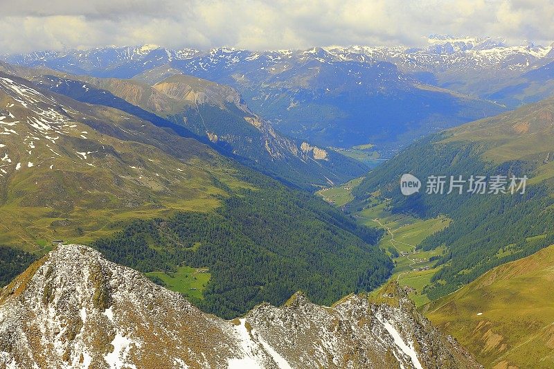 壮丽的景色，在戏剧性的蒂罗尔雪山山脉全景和田园诗般的蒂罗尔山谷草原，奥地利