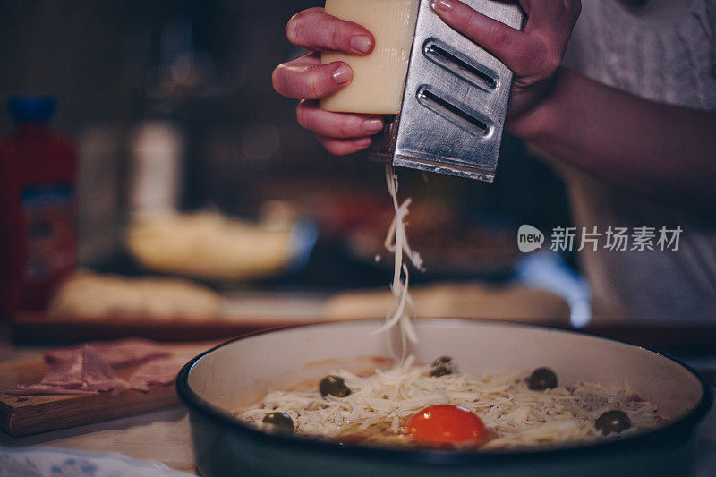 女人在厨房里做披萨的特写