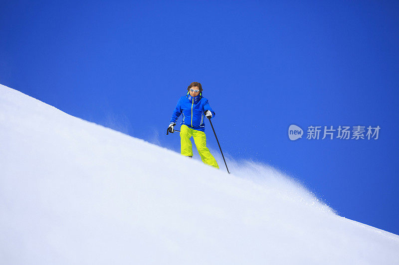 老年人在阳光明媚的滑雪胜地滑雪