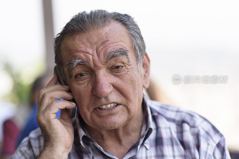 老年男性使用手机