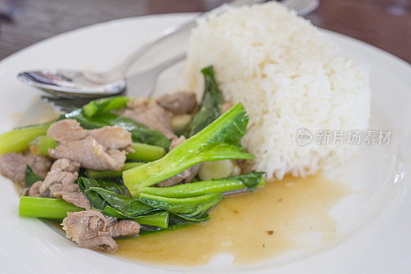 蚝油炒猪肉甘蓝饭