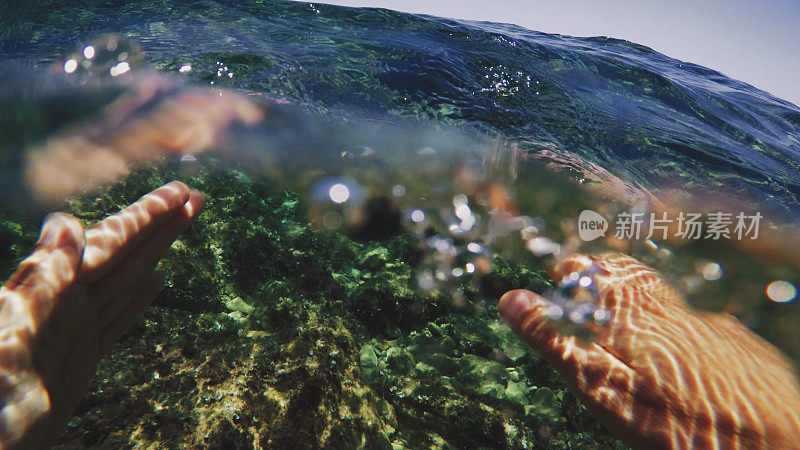 一个男人在夏天的海里游泳和浮潜