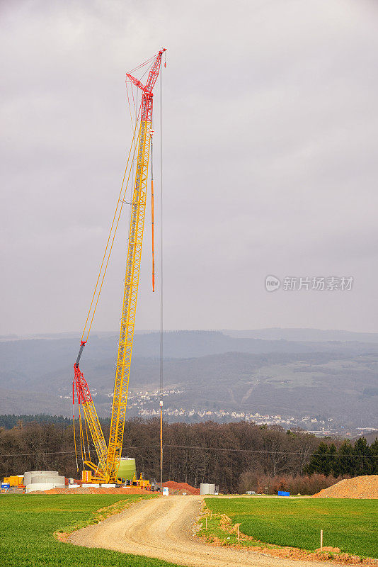 风力发电塔架施工现场采用移动式起重机