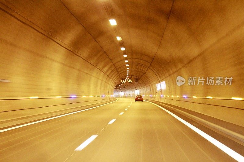 开车穿过锡安山的隧道