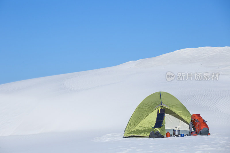 帐篷冬季山。