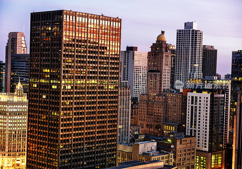 日出时分的芝加哥摩天大楼。公平建设和互联互通