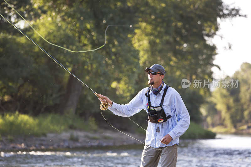 在美国西部的一条河上，一个人飞着钓鳟鱼