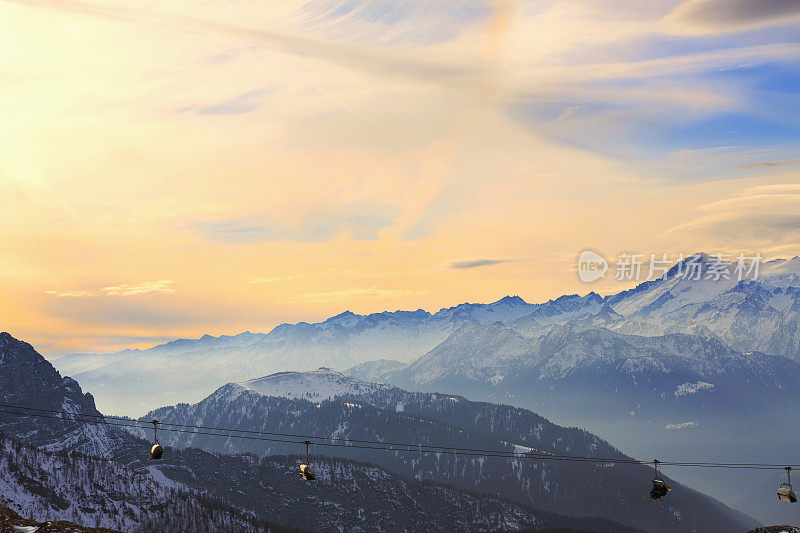 高山冬季风景日落