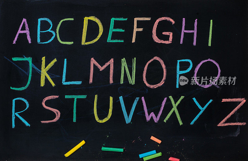 用彩色粉笔在黑板上写ABC字母