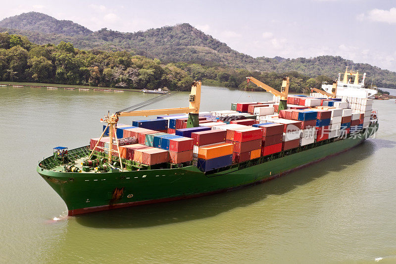 巴拿马运河的集装箱船