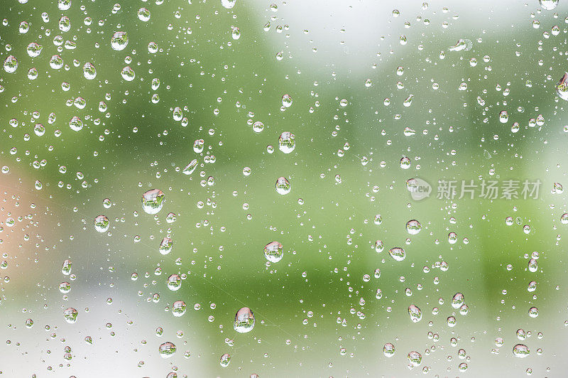 小雨打在窗口