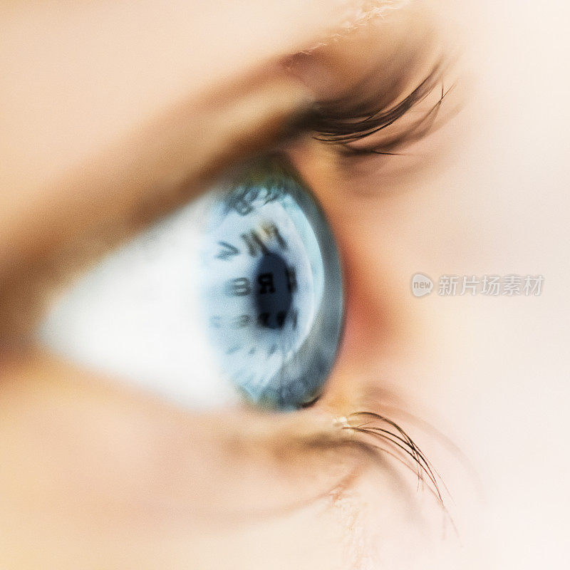 视力测试表反映在眼球