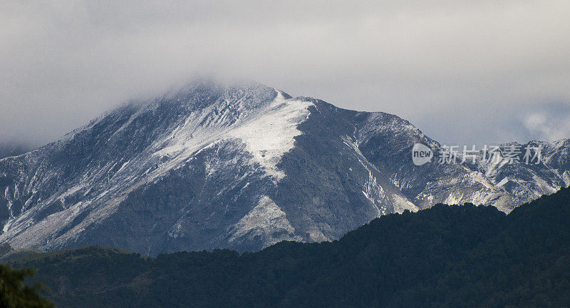 积雪的山峰