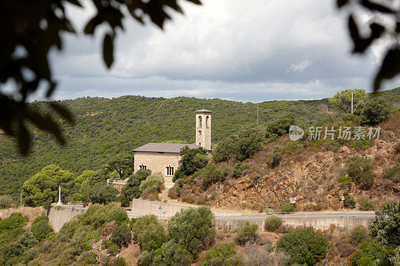 偏远山腰上的撒丁岛教堂
