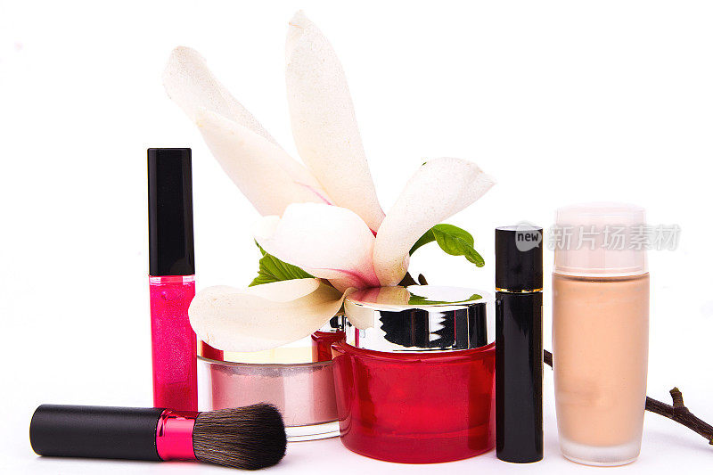 化妆品品种和花隔离:指甲油，眼影，刷子，肥皂