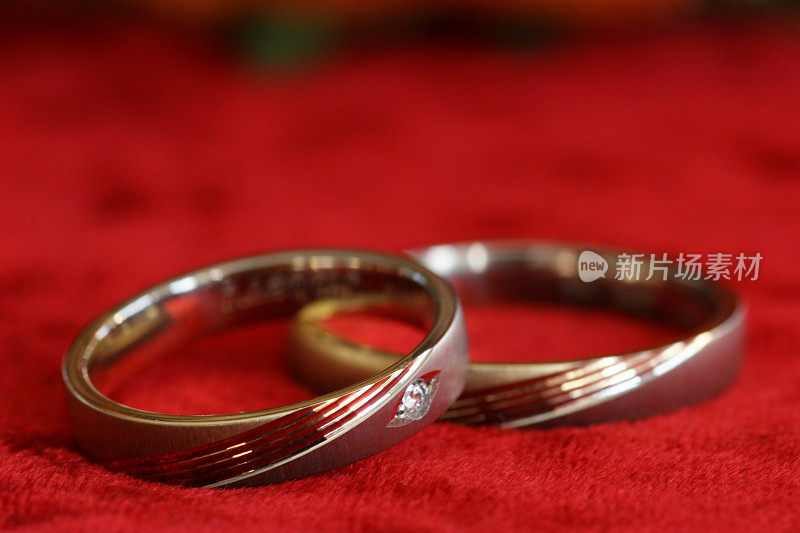 结婚戒指戴在红色天鹅绒上