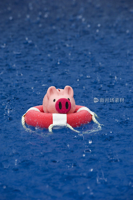 海上救生圈里的储蓄罐