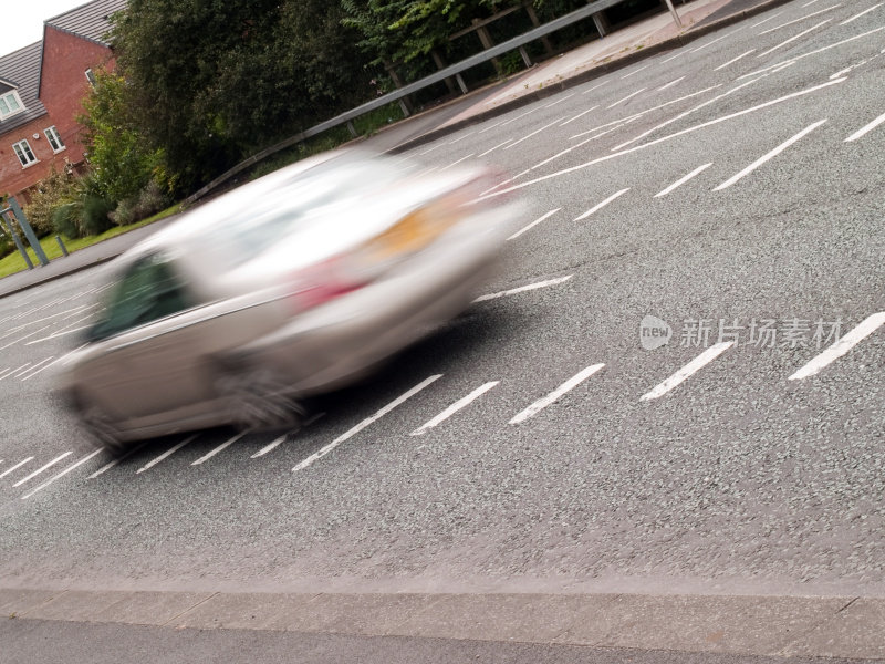 汽车通过速度相机道路标记运动模糊