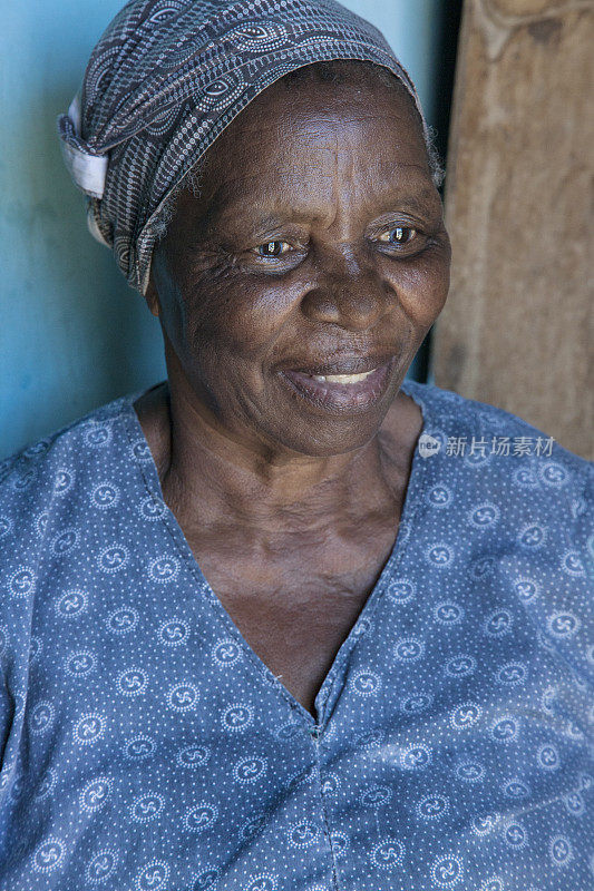 微笑女人的肖像，Gugulethu，开普敦，南非。