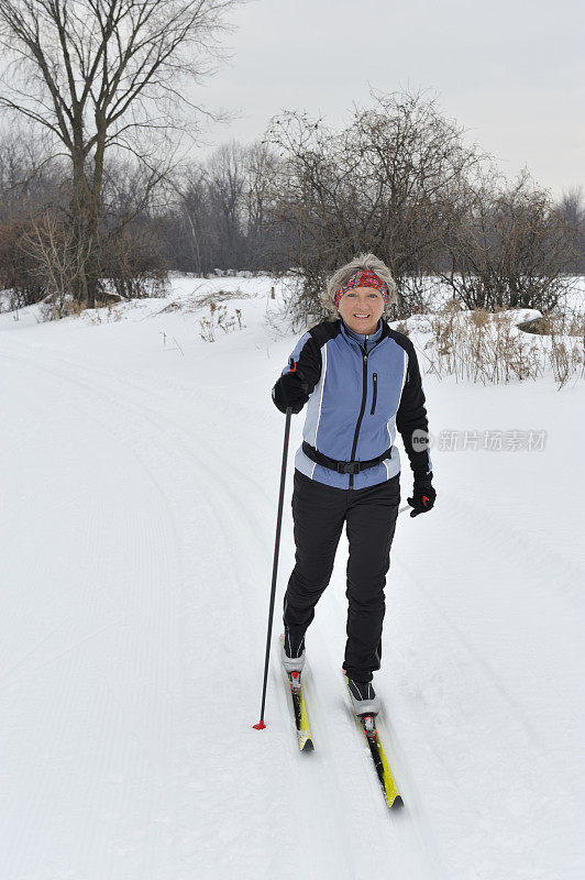 越野滑雪，微笑的女人，冬季运动