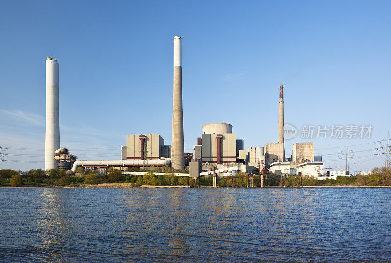 河上的煤电厂