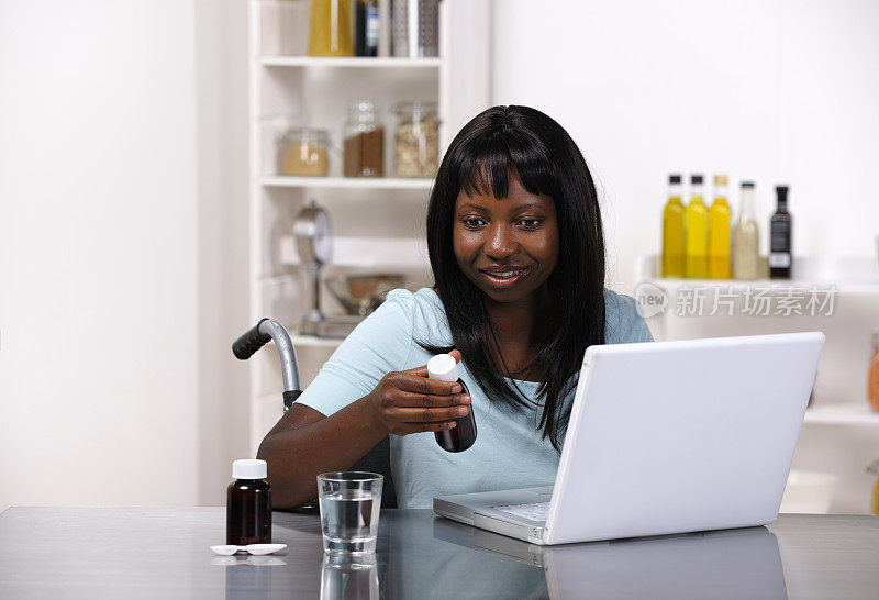 非裔美国妇女阅读药瓶上的标签