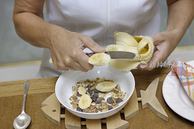 将香蕉切片放入早餐麦片碗中