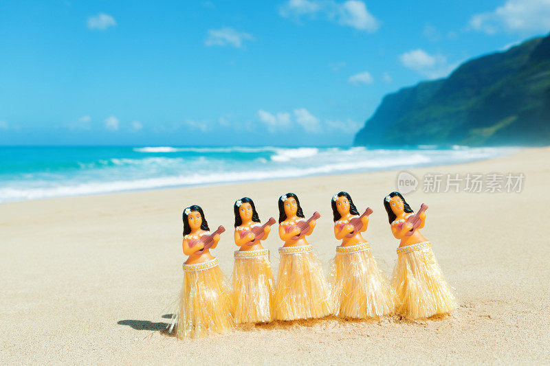 夏威夷草裙舞舞者在海滩上水平跳舞