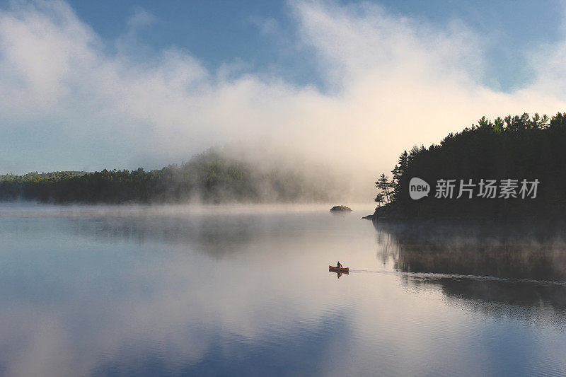 薄雾晨曦湖舟