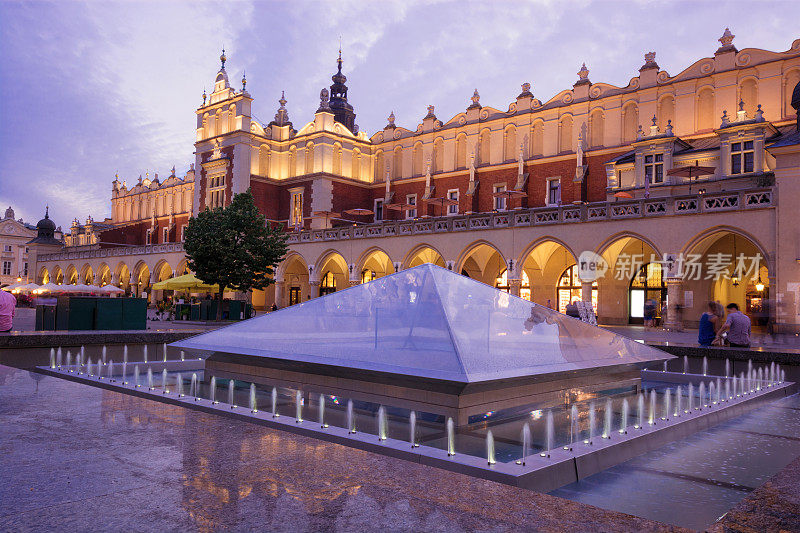 克拉科夫主要市场广场的喷泉和布艺大厅