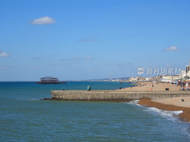 布莱顿海滩的图像，石坝海防，侵蚀海岸线