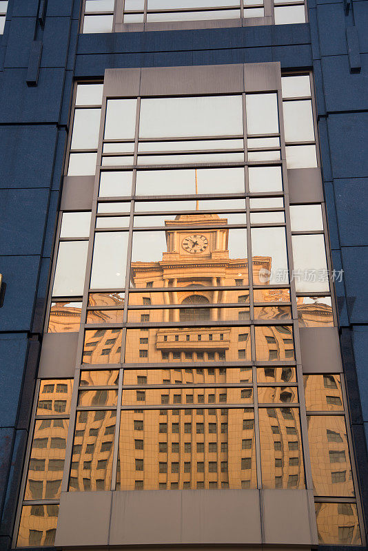 金色的奢华建筑反射在玻璃上