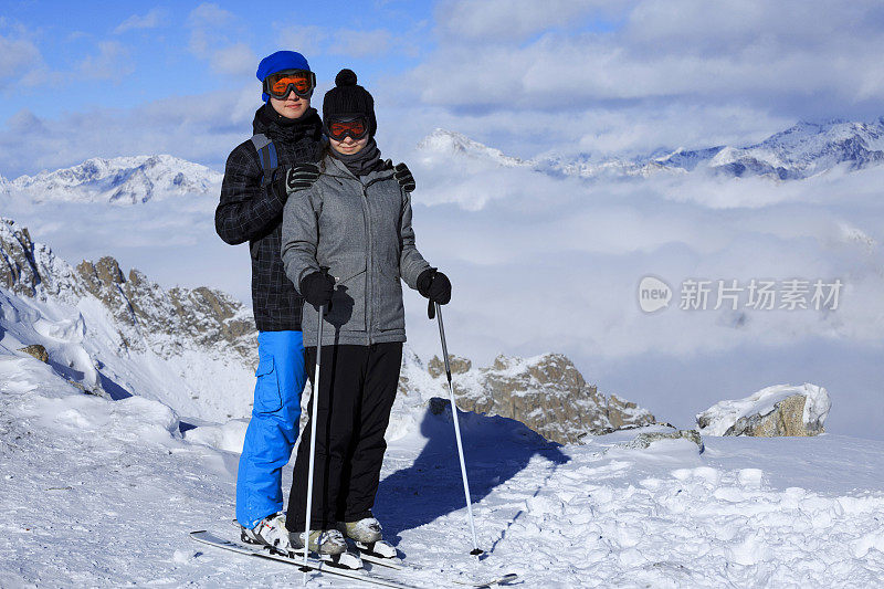 滑雪者滑雪夫妇青少年男孩和女孩享受