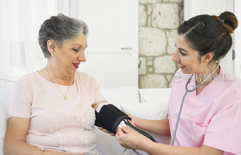 家庭护理护士为老年妇女量血压