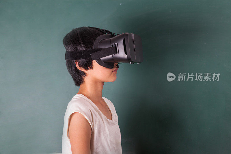 戴着VR头盔的女孩站在黑板前
