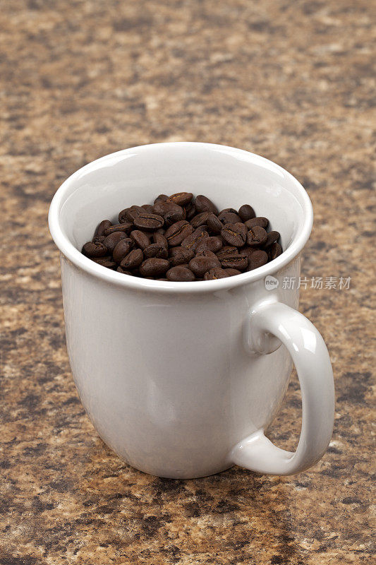 装满咖啡豆的咖啡杯