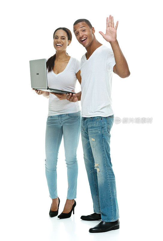 快乐的夫妇使用笔记本电脑和挥手