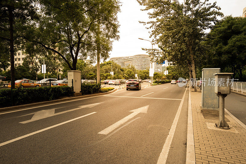 现代化的城市道路和建筑