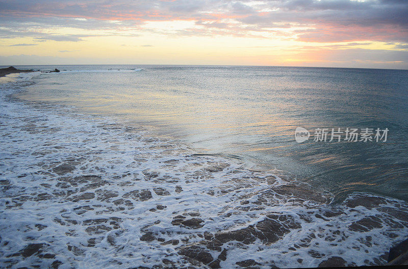 美丽的日落海浪