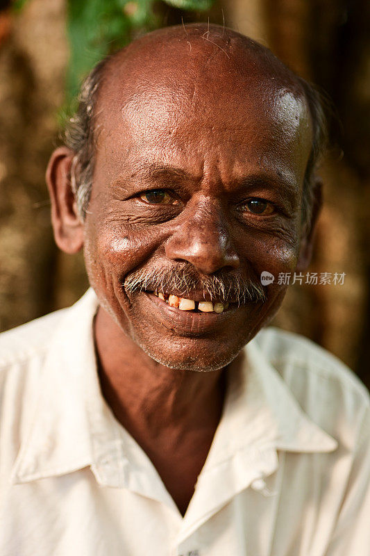 斯里兰卡人用木头雕刻长笛的肖像。