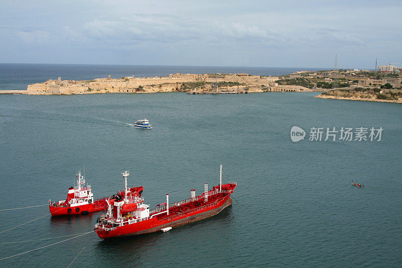 马耳他瓦莱塔大港停泊的红色船只
